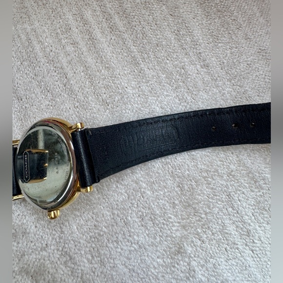 COACH Vintage Gold Round Watch - Picture 7 of 9